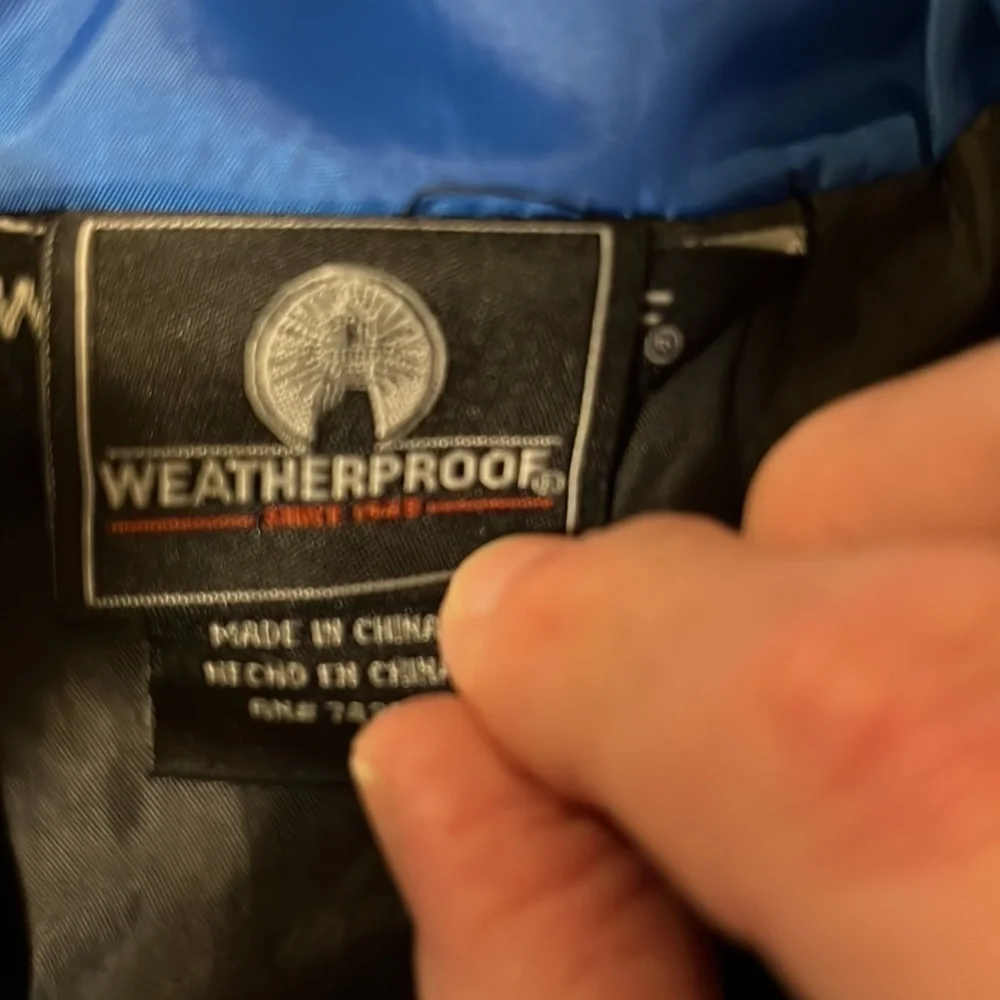 Weatherproof  zip up puffer jacket. Blue . Size small